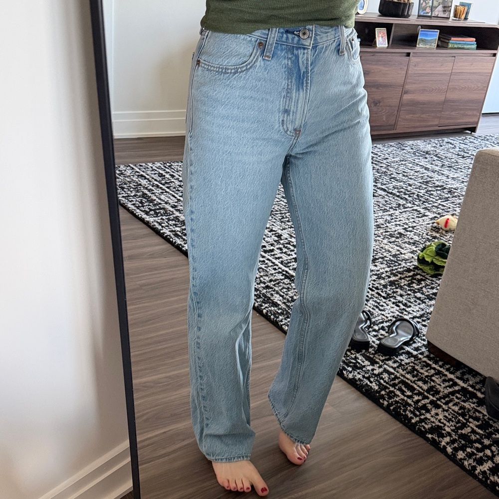 Abercrombie & Fitch High-Rise Loose Jeans in Light Blue Wash